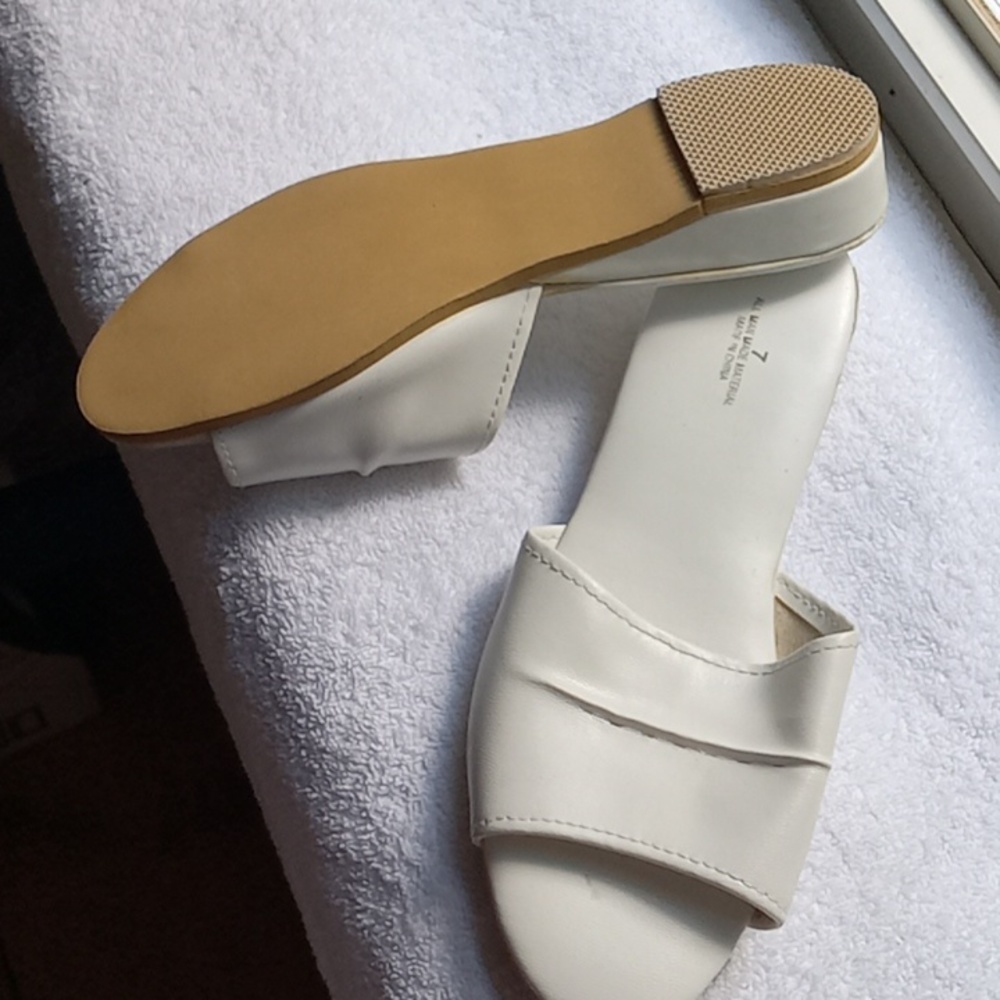 NEW.  WHITE SLIPPERS. SIZE 7